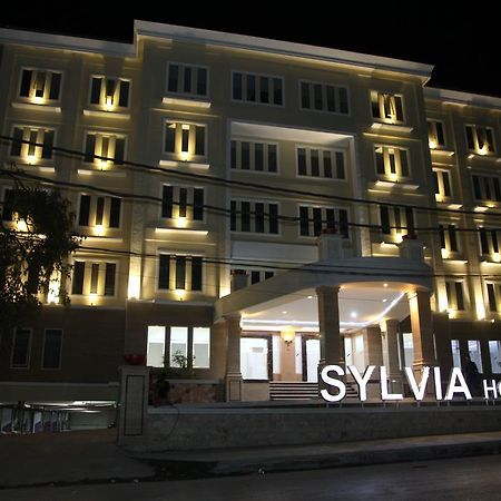 Sylvia Hotel Premier Kupang Купанг Экстерьер фото